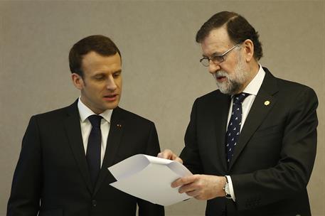 23/03/2018. Viaje de Rajoy a Bruselas (segunda jornada). El presidente del Gobierno, Mariano Rajoy, conversa con el Presidente de la Repúbli...