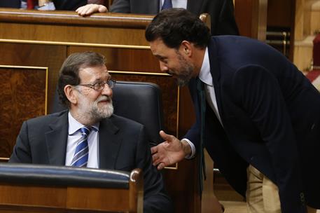 23/05/2018. Rajoy, en la votación de los PGE 2018. El presidente del Gobierno, Mariano Rajoy, conversa con un diputado en el Congreso de los...