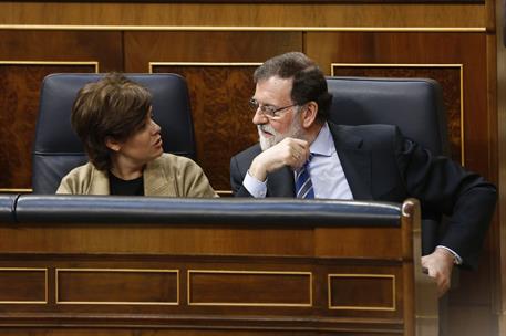 23/05/2018. Rajoy, en la votación de los PGE 2018. El presidente del Gobierno, Mariano Rajoy, conversa con la vicepresidenta, Soraya Sáenz d...