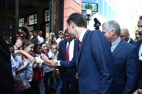 23/11/2018. Viaje de Pedro Sánchez a Cuba. El presidente del Gobierno, Pedro Sánchez, saluda a unos niños y niñas durante un paseo que ha re...