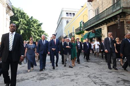 23/11/2018. Viaje de Pedro Sánchez a Cuba. El presidente del Gobierno, Pedro Sánchez, durante un paseo que ha realizado por La Habana Vieja.