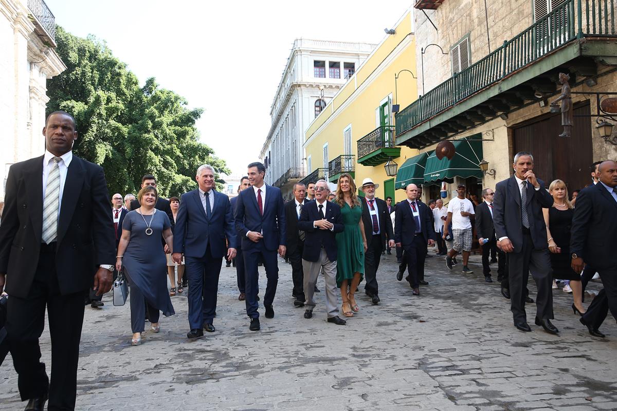 23/11/2018. Viaje de Pedro Sánchez a Cuba. El presidente del Gobierno, Pedro Sánchez, durante un paseo que ha realizado por La Habana Vieja.