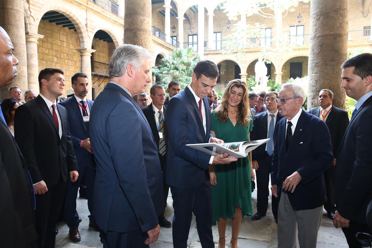 23/11/2018. Viaje de Pedro Sánchez a Cuba. El presidente del Gobierno, Pedro Sánchez, durante su visita al Palacio de los Capitanes Generales.