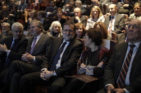 24/01/2018. Rajoy asiste a la presentacion del proyecto "El español, lengua global". El presidente del Gobierno, Mariano Rajoy, junto a la v...