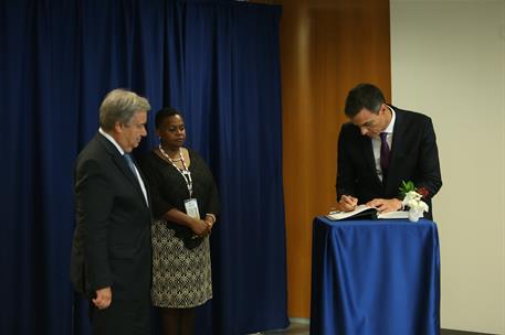24/09/2018. El presidente Sánchez en Naciones Unidas. El presidente del Gobierno, Pedro Sánchez, firma en el libro de honor momentos antes d...