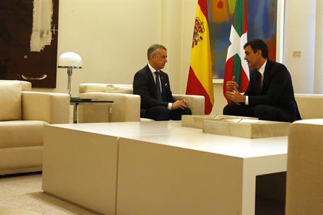 25/06/2018. Sánchez recibe al presidente del Gobierno Vasco, Íñigo Urkullu. El presidente del Gobierno, Pedro Sánchez, y el lehendakari del ...