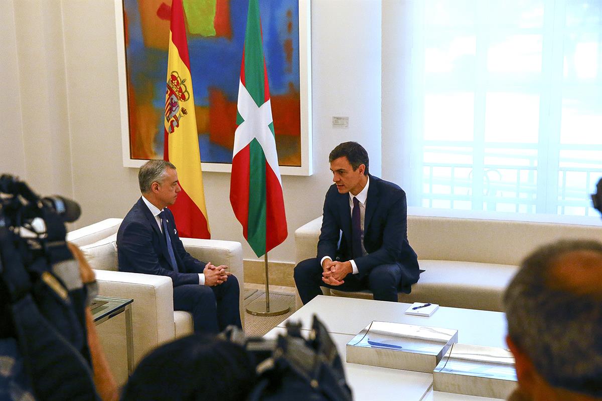 25/06/2018. Sánchez recibe al presidente del Gobierno Vasco. El presidente del Gobierno, Pedro Sánchez, y el lehendakari del Gobierno Vasco,...