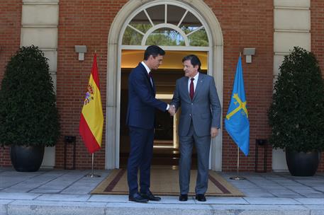 25/07/2018. Pedro Sánchez recibe al presidente del Principado de Asturias. El presidente del Gobierno, Pedro Sánchez, posa junto al presiden...