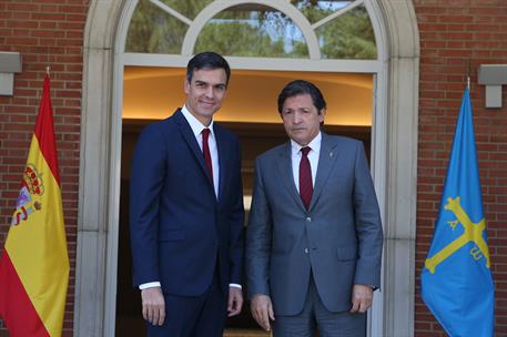 25/07/2018. Pedro Sánchez recibe al presidente del Principado de Asturias. El presidente del Gobierno, Pedro Sánchez, posa junto al presiden...