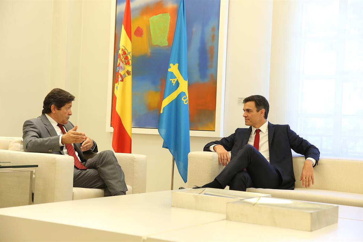 25/07/2018. Pedro Sánchez recibe al presidente del Principado de Asturias. El presidente del Gobierno, Pedro Sánchez, conversa con el presid...