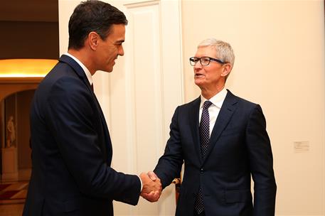 25/10/2018. Sánchez recibe al director ejecutivo de Apple, Tim Cook. El presidente del Gobierno, Pedro Sánchez, saluda al director ejecutivo...