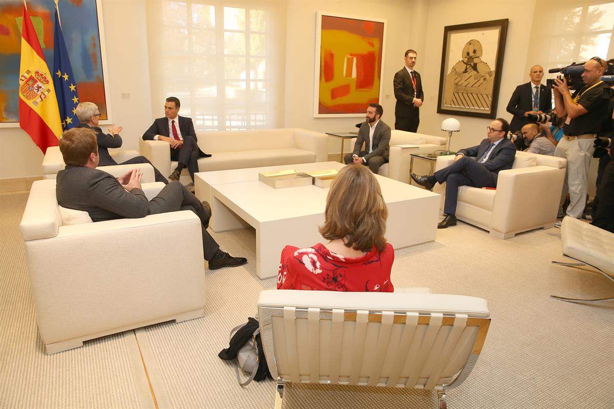 25/10/2018. Sánchez recibe al director ejecutivo de Apple, Tim Cook. El presidente del Gobierno, Pedro Sánchez, conversa con el director eje...