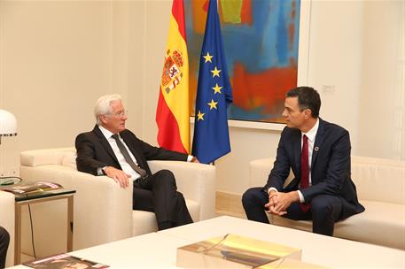 25/10/2018. Sánchez recibe a representantes de la Fundación RAIS. El presidente del Gobierno, Pedro Sánchez, conversa con el actor y activis...