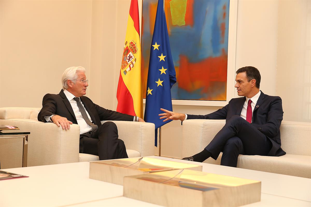 25/10/2018. Sánchez recibe a representantes de la Fundación RAIS. El presidente del Gobierno, Pedro Sánchez, conversa con el actor y activis...