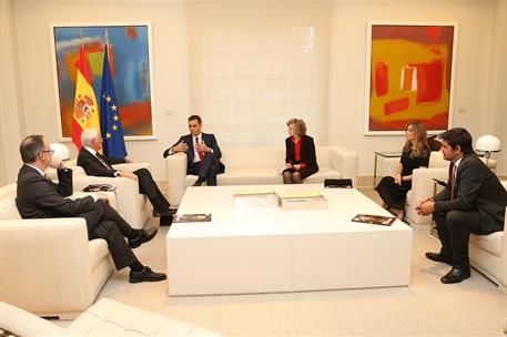 25/10/2018. Sánchez recibe a representantes de la Fundación RAIS. El presidente del Gobierno, Pedro Sánchez, junto a la ministra de Sanidad,...