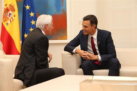 25/10/2018. Sánchez recibe a representantes de la Fundación RAIS. El presidente del Gobierno, Pedro Sánchez, conversa con el actor y activis...