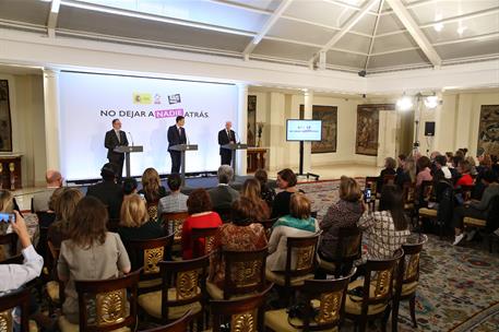 25/10/2018. Sánchez recibe a representantes de la Fundación RAIS. El presidente del Gobierno, Pedro Sánchez, el actor y activista, Richard G...