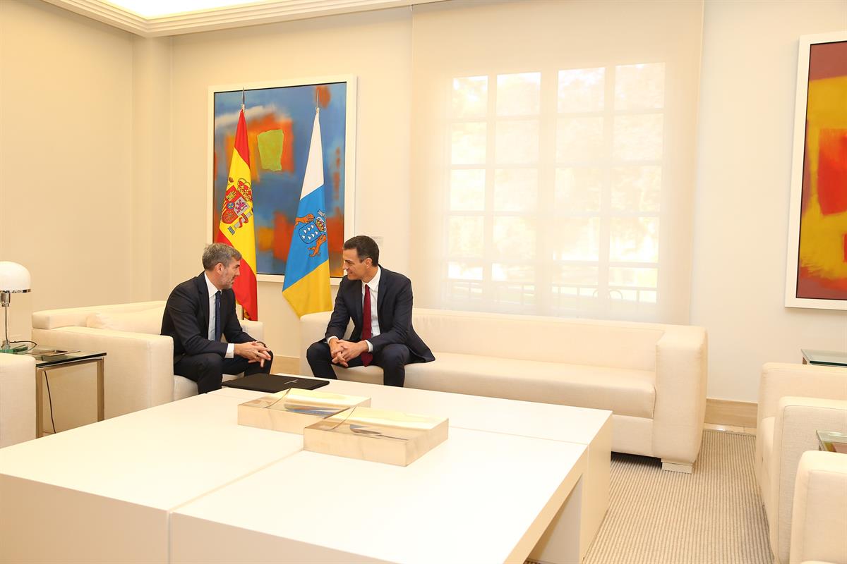 25/10/2018. Sánchez recibe al presidente de Canarias. El presidente del Gobierno, Pedro Sánchez, junto al presidente de Canarias, Fernando C...
