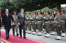 El presidente del Gobierno, Mariano Rajoy, y el jefe del Gobierno de Túnez, Yusef Chahed, en el Aeropuerto de Túnez-Cartago