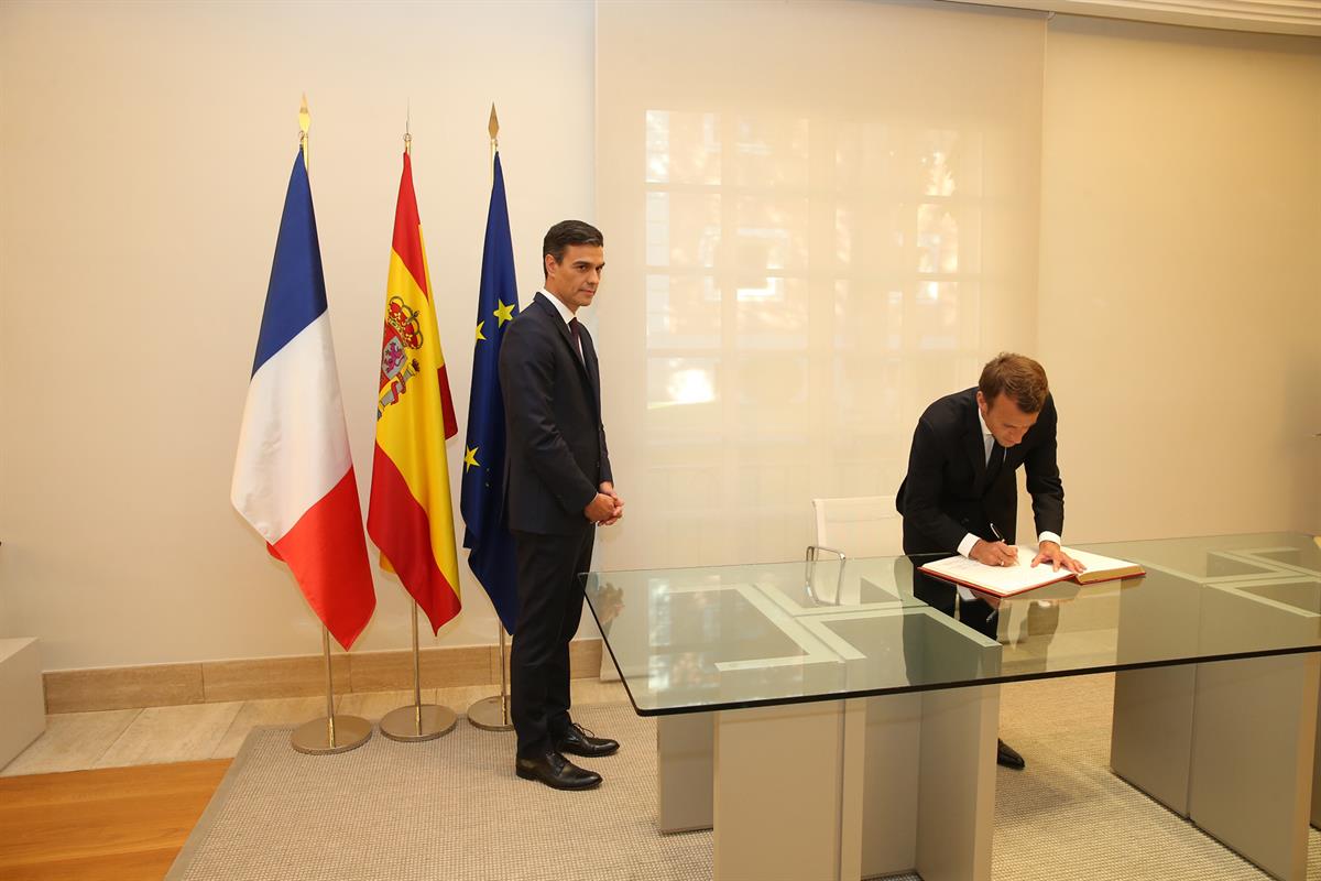 26/07/2018. Pedro Sánchez y Emmanuel Macron. El presidente de la República Francesa, Emmanuel Macron, firma en el Libro de Honor en presenci...