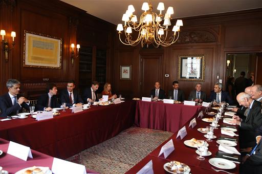 Sánchez se reúne con la Cámara de Comercio de Estados Unidos en España