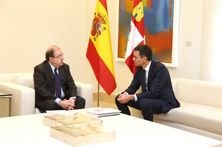 27/11/2018. Pedro Sánchez recibe al presidente de la Junta de Castilla y León, Juan Vicente Herrera. El presidente del Gobierno, Pedro Sánch...