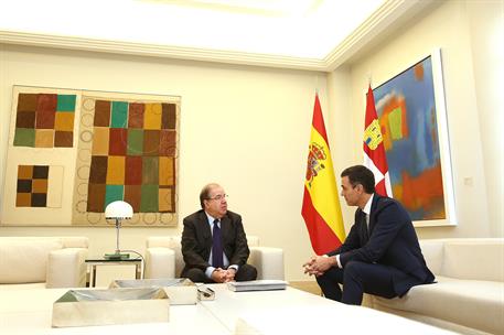 27/11/2018. Pedro Sánchez, recibe al presidente de la Junta de Castilla y León, Juan Vicente Herrera. El presidente del Gobierno, Pedro Sánc...