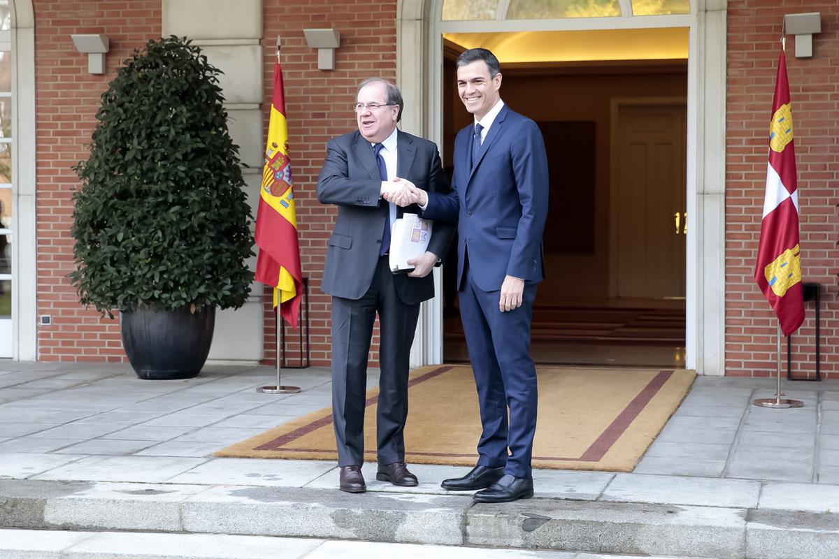 27/11/2018. Pedro Sánchez recibe al presidente de la Junta de Castilla y León, Juan Vicente Herrera. El presidente del Gobierno, Pedro Sánch...