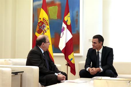 27/11/2018. Pedro Sánchez recibe al presidente de la Junta de Castilla y León, Juan Vicente Herrera. El presidente del Gobierno, Pedro Sánch...