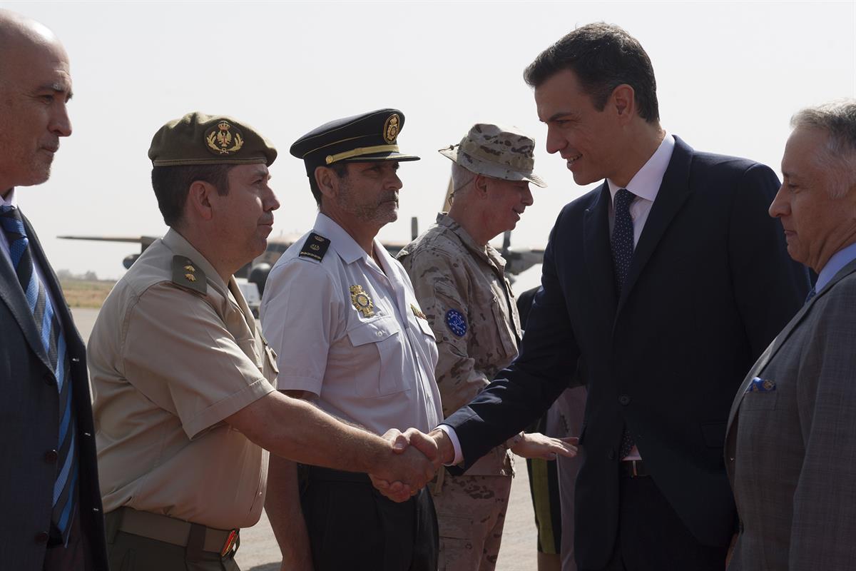 27/12/2018. Pedro Sánchez visita a las tropas españolas destacadas en Mali. El presidente del Gobierno, Pedro Sánchez, saluda a las autorida...