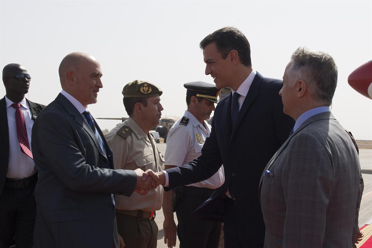 27/12/2018. Pedro Sánchez visita a las tropas españolas destacadas en Mali. El presidente del Gobierno, Pedro Sánchez, saluda a las autorida...