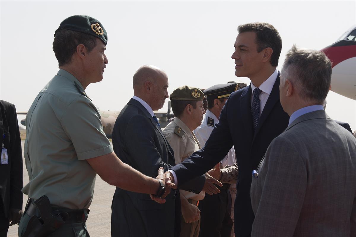 27/12/2018. Pedro Sánchez visita a las tropas españolas destacadas en Mali. El presidente del Gobierno, Pedro Sánchez, saluda a las autorida...