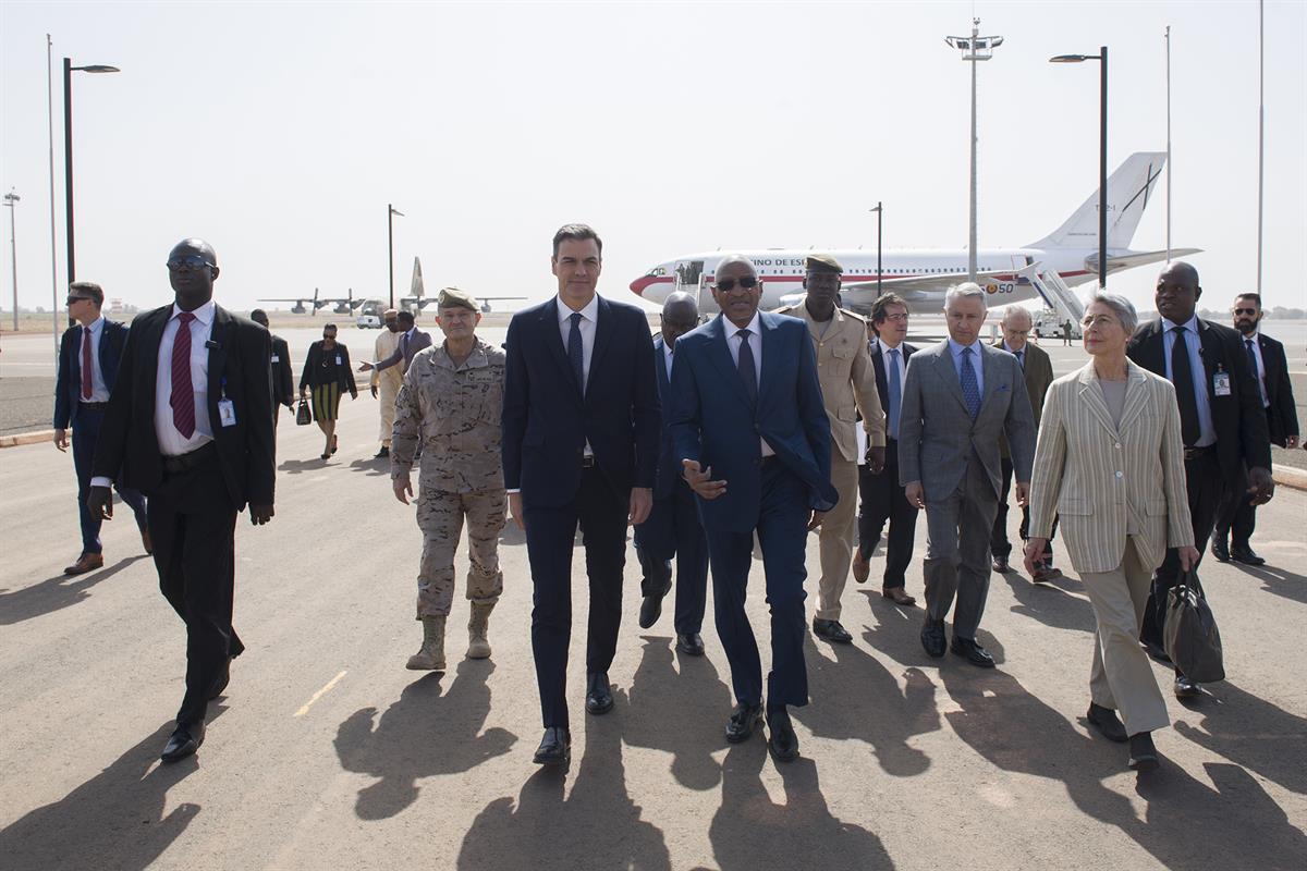 27/12/2018. Pedro Sánchez visita a las tropas españolas destacadas en Mali. El presidente del Gobierno, Pedro Sánchez, a su llegada al aerop...