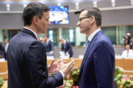 28/06/2018. Sánchez participa en la reunión del Consejo Europeo. El presidente del Gobierno, Pedro Sánchez, conversa con el primer ministro ...