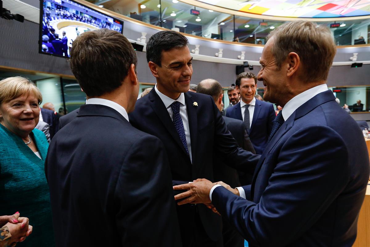 28/06/2018. Sánchez participa en la reunión del Consejo Europeo. El presidente del Gobierno, Pedro Sánchez, saluda al presidente del Consejo...