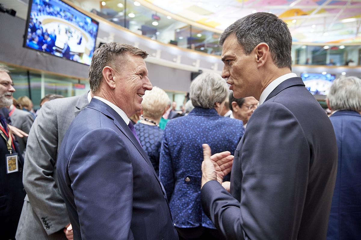 28/06/2018. Sánchez participa en la reunión del Consejo Europeo. El presidente del Gobierno, Pedro Sánchez, conversa con el primer ministro ...