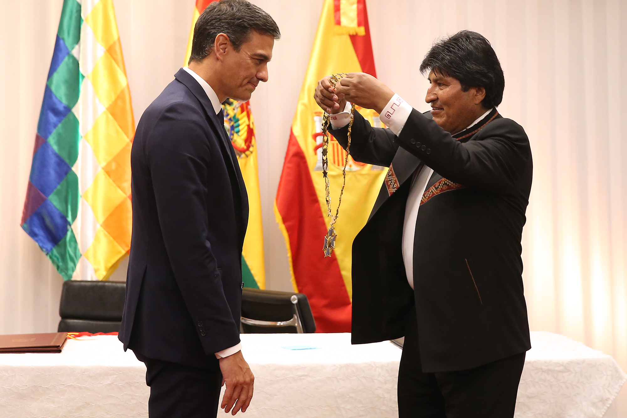 29/08/2018. Viaje del presidente a Bolivia. El presidente de Bolivia, Evo Morales, impone al presidente español, Pedro Sánchez, el símbolo a...