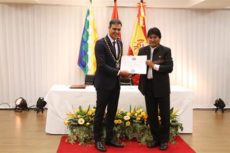 29/08/2018. Viaje del presidente a Bolivia. Los presidentes de España y Bolivia, Pedro Sánchez y Evo Morales, muestran el documento acredita...