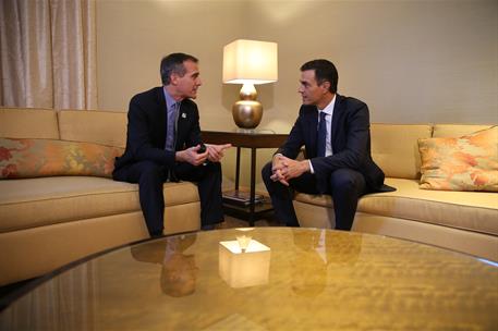 28/09/2018. Pedro Sánchez en Los Ángeles. El presidente del Gobierno, Pedro Sánchez, y el alcalde de Los Ángeles, Eric Garcetti, durante el ...