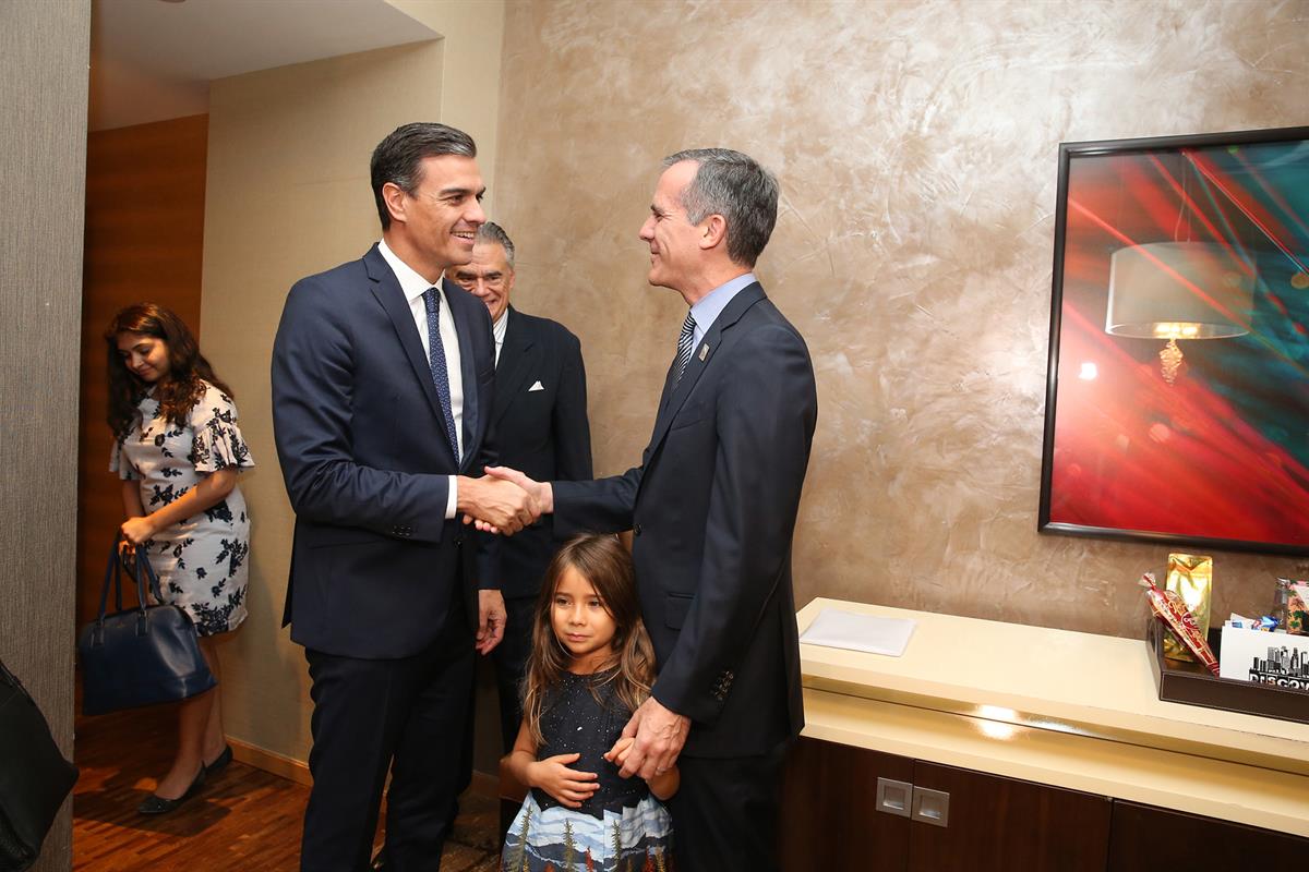 28/09/2018. Pedro Sánchez en Los Ángeles. El presidente del Gobierno, Pedro Sánchez, saluda al alcalde de Los Ángeles, Eric Garcetti, antes ...