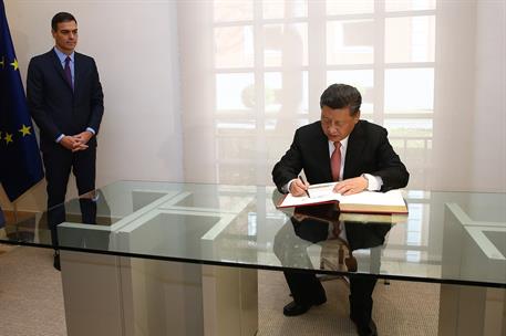 28/11/2018. Pedro Sánchez recibe al presidente de China, Xi Jinping. El presidente de la República Popular de China, Xi Jinping, firma en el...