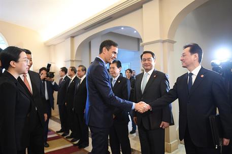 28/11/2018. Pedro Sánchez recibe al presidente de China, Xi Jinping. El presidente del Gobierno, Pedro Sánchez, saluda a la delegación que a...