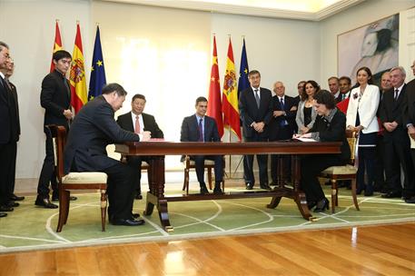 28/11/2018. Pedro Sánchez recibe al presidente de China, Xi Jinping. La ministra de Trabajo, Migraciones y Seguridad Social, Magdalena Valer...