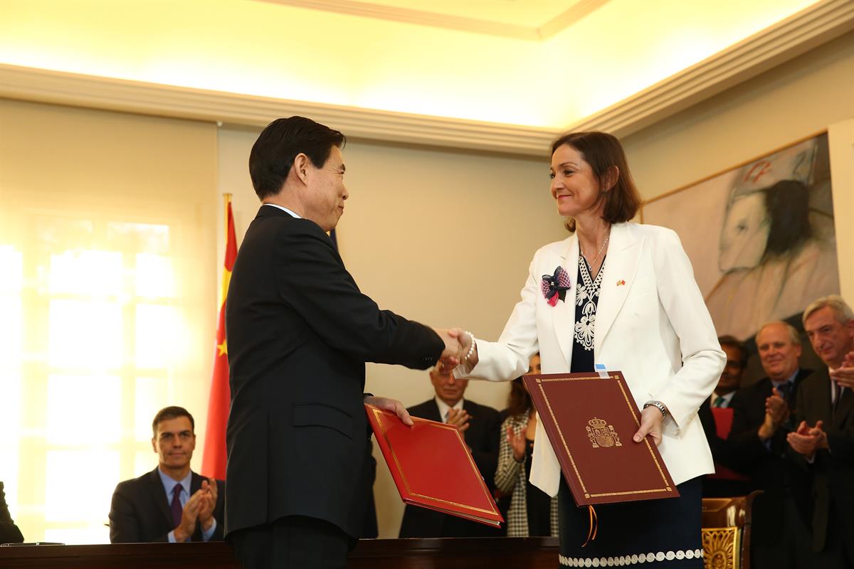 28/11/2018. Pedro Sánchez recibe al presidente de China, Xi Jinping. La ministra de Industria, Comercio y Turismo, María Reyes Maroto, firma...