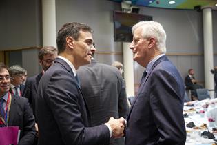 El presidente del Gobierno, Pedro Sánchez, y Michel Barnier, negociador jefe para el Brexit