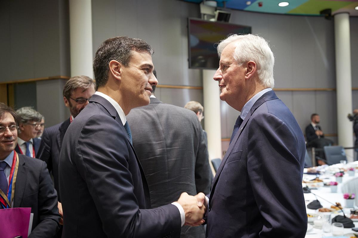 29/06/2018. Sánchez participa en la reunión del Consejo Europeo (2ª jornada). El presidente del Gobierno, Pedro Sánchez, saluda al Negociado...