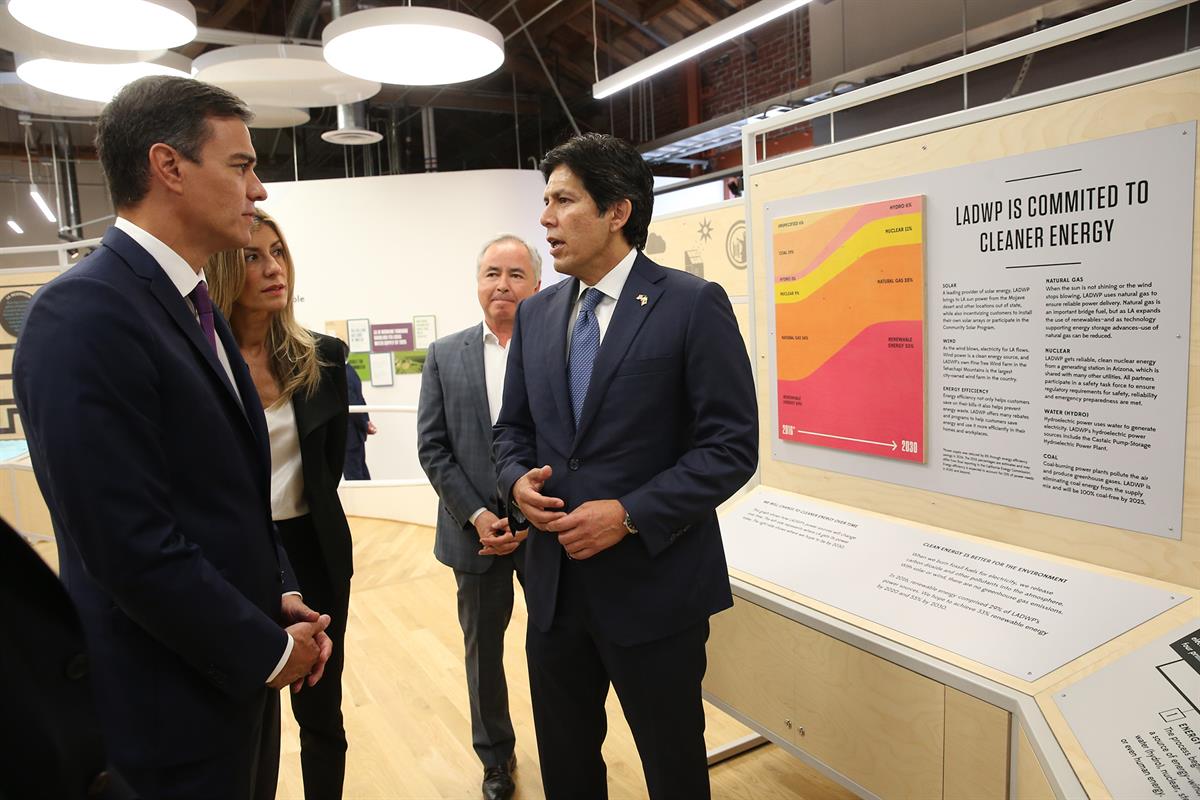 29/09/2018. Pedro Sánchez visita las instalaciones del LACI. El presidente del Gobierno, Pedro Sánchez, durante su visita a las instalacione...