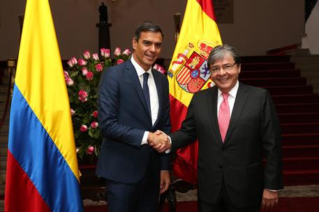 30/08/2018. Viaje de Pedro Sánchez a Latinoamérica: Colombia. El presidente del Gobierno, Pedro Sánchez, saluda al ministro de Relaciones Ex...