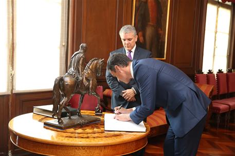 30/08/2018. Viaje de Pedro Sánchez a Latinoamérica: Colombia. El presidente del Gobierno, Pedro Sánchez, firma en el Libro de Visitantes Ilu...