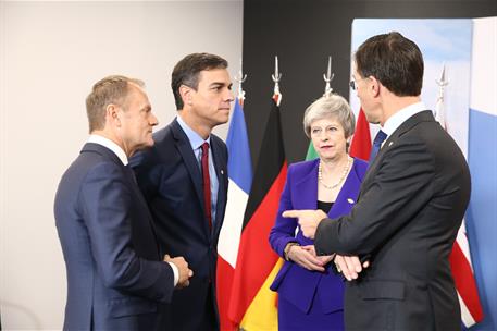 30/11/2018. Pedro Sánchez asiste a la Cumbre del G-20. El presidente del Gobierno, Pedro Sánchez, conversa con la primera ministra del Reino...